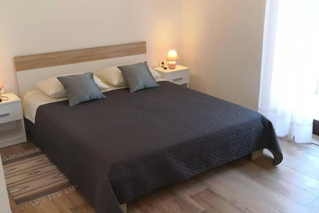 Apartment Vesna For 2, Free Parking And Wi-Fi Pula Croatia